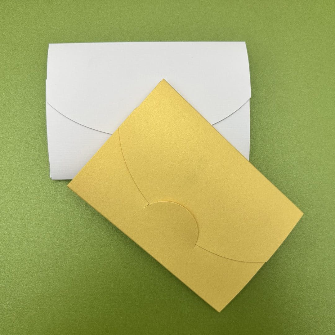 Золотий та білий подарунковий конверт
